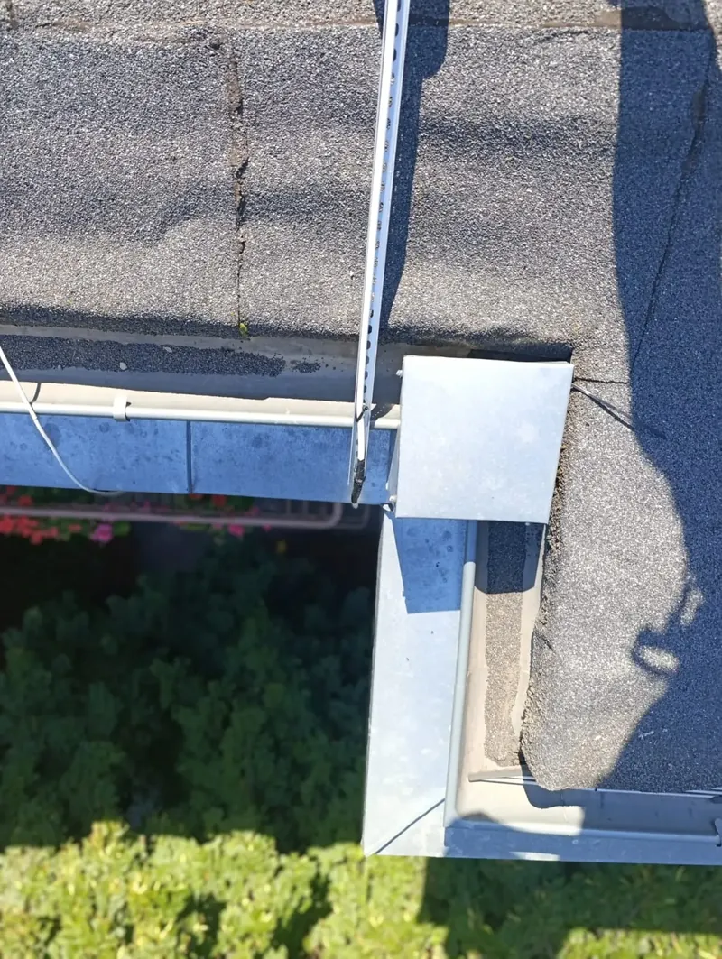 Kabel antenowy poprowadzony przez krawędź dachu i blaszaną obróbkę w stronę okna