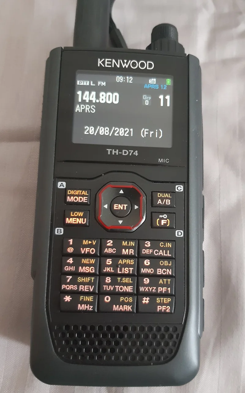 Radiotelefon Kenwood TH-D74E: na wyświetlaczu częstotliwość 144.800 i napis APRS