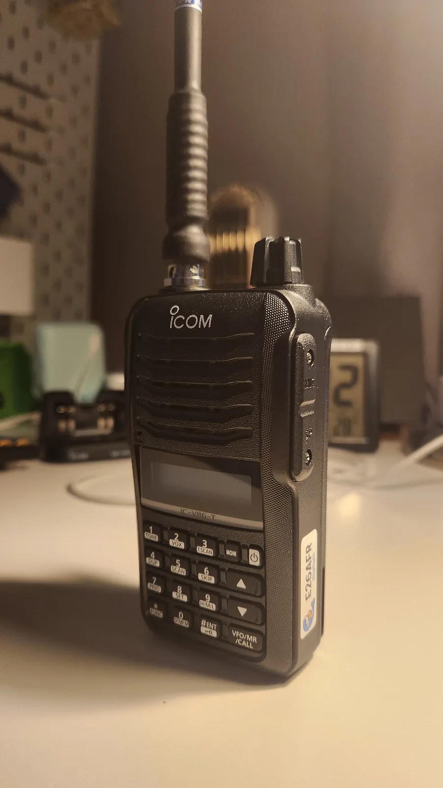 Ręczny radiotelefon Icom IC-V86 z naklejką ze znakiem wywoławczym na obudowie