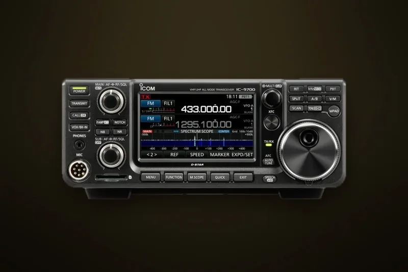 Transceiver Icom IC-9700 z kolorowym ekranem dotykowym i dużą gałką strojenia
