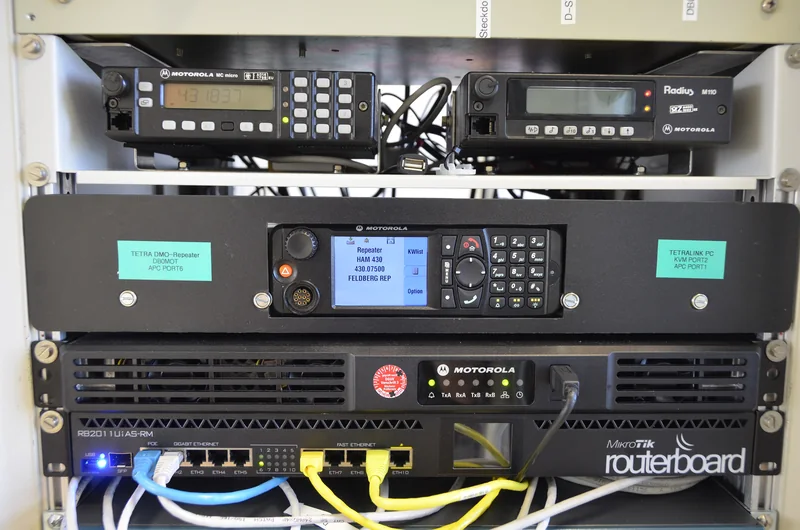 Szafa rack z radiotelefonami Motorola, panelem sterownika i routerem