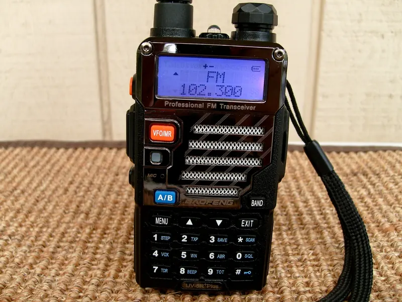 Baofeng UV-5R Plus: podświetlony wyświetlacz, pomarańczowy klawisz VFO/MR, klawisze MENU, strzałki i klawiatura numeryczna