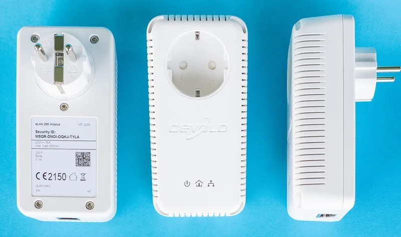 Trzy adaptery PLC do przesyłania internetu po instalacji elektrycznej, widoczne od przodu i od tyłu