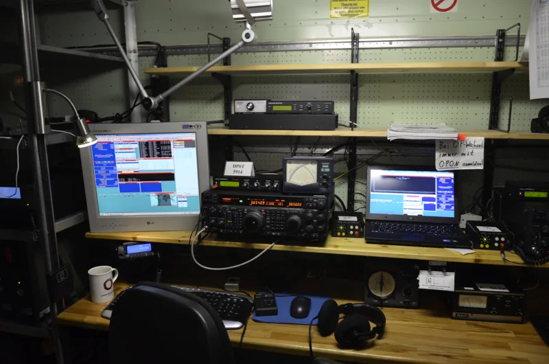 Stanowisko zawodowe krótkofalowca: transceiver, wzmacniacz i dwa monitory z programem logującym