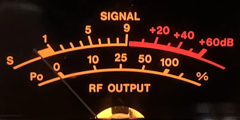 Podświetlony na pomarańczowo S-metr transceivera Icom IC-732: górna skala SIGNAL od S1 do S9, dalej na czerwono +20, +40 i +60 dB, dolna skala mocy wyjściowej
