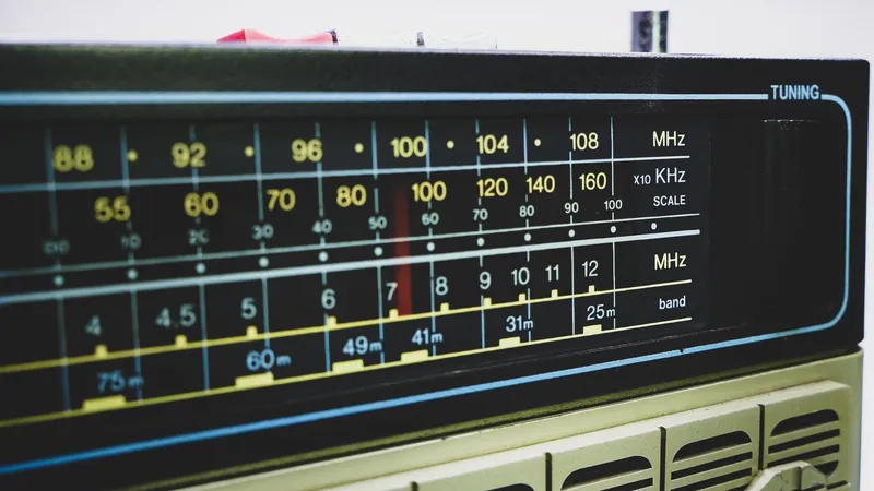 Skala strojenia radioodbiornika z pasmami rozgłośni krótkofalowych 75, 60, 49, 41, 31 i 25 metrów oraz zakresem UKF 88–108 MHz