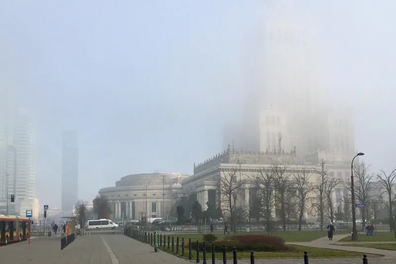 Pałac Kultury i Nauki w Warszawie ginący w porannej mgle
