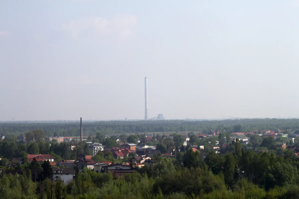 Komin widziany z Marek, kilka kilometrów od ciepłowni