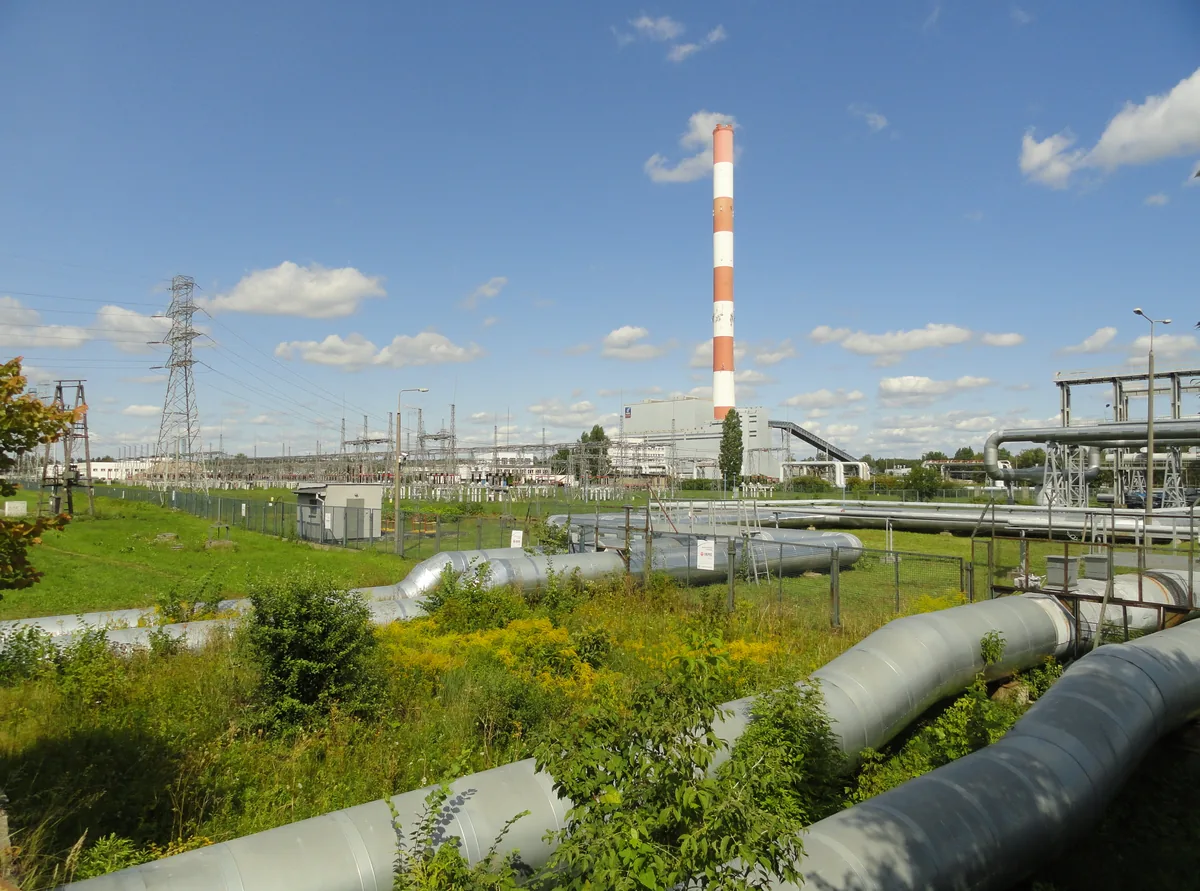 Rurociągi ciepłownicze i komin od strony ulicy Chełmżyńskiej
