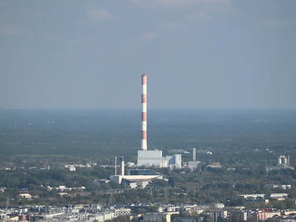 Komin Ciepłowni Kawęczyn z anteną przemiennika SR5W widziany z Varso Tower ponad dachami Pragi