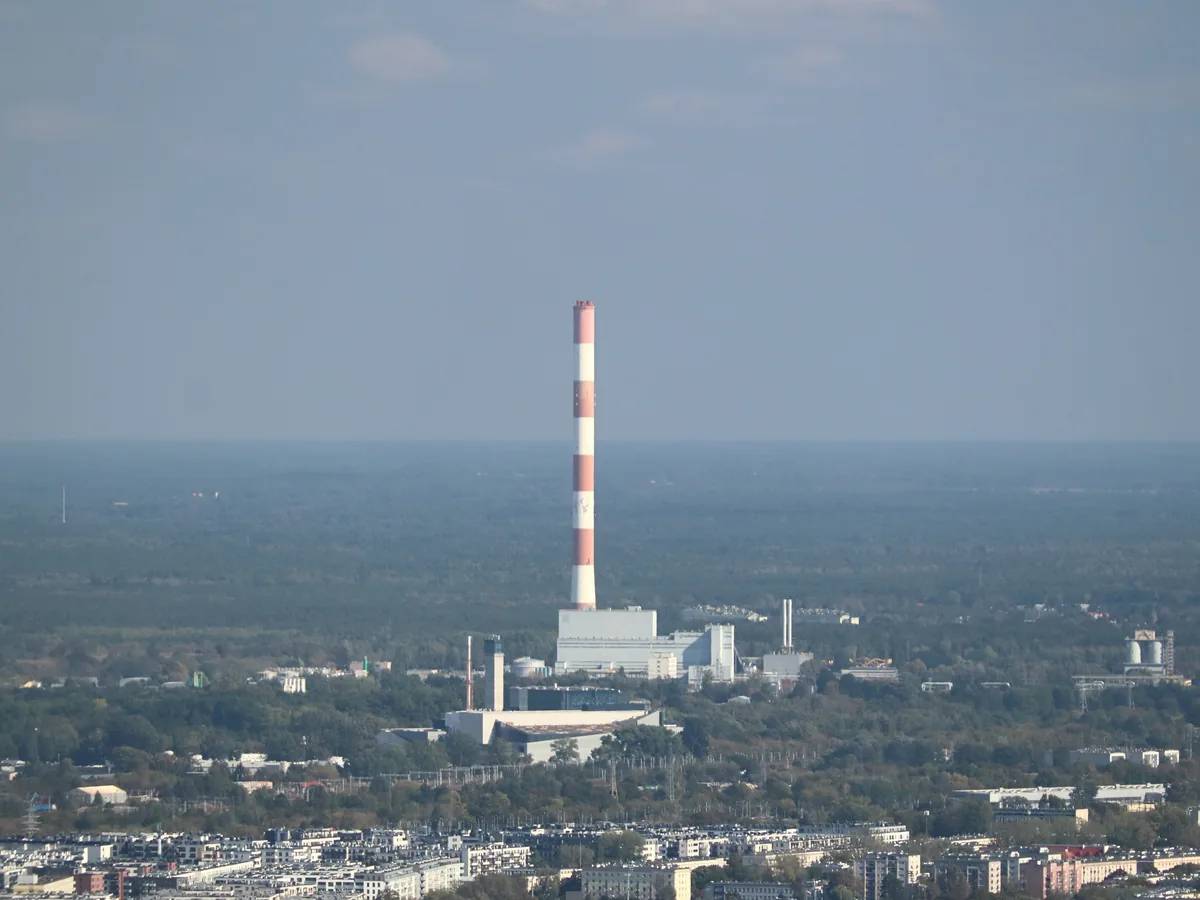 Komin Kawęczyna widziany z tarasu widokowego Varso Tower, ponad dachami Pragi