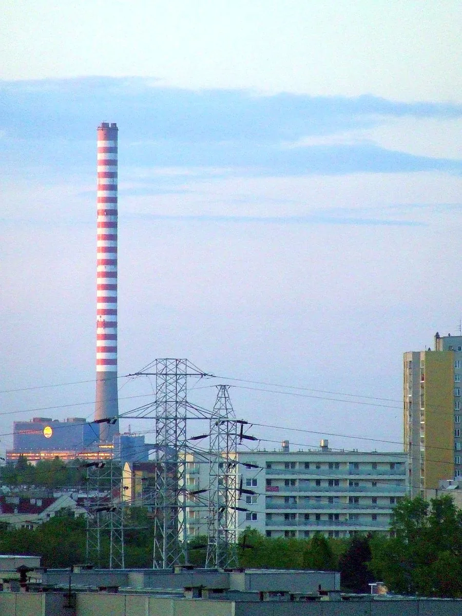 Komin nad blokami wschodniej Warszawy o zmierzchu, 2007