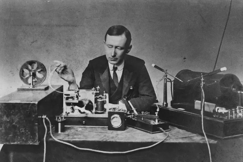 Guglielmo Marconi przy stole z aparaturą telegrafu bez drutu, 1901 r.